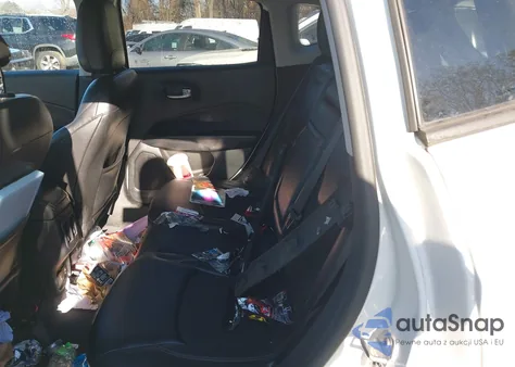 2018 Jeep Compass Latitude 4X4 z USA, uszkodzony, nr VIN 3C4NJDBB2JT238574